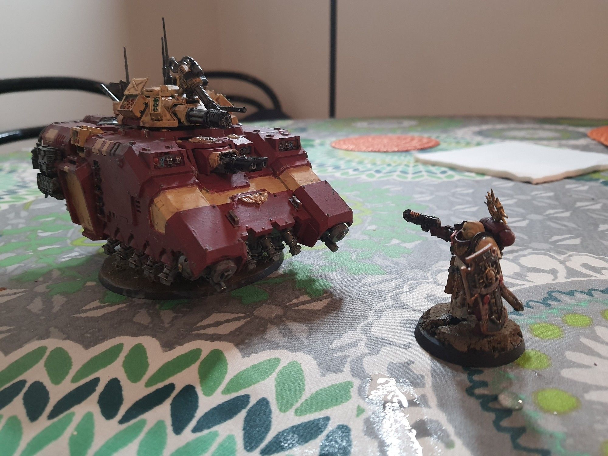 The Lieutenant points his gun at the Repulsor. From this angle, one can see the tank's front and right hand side, and the lieutenant's chest and storm shield in metallic detail.